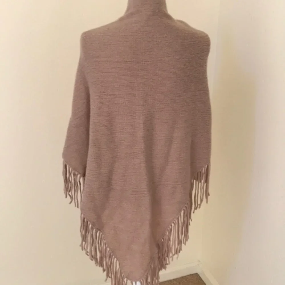 New without tags! VINCE CAMUTO one size blush scarf with Fringes